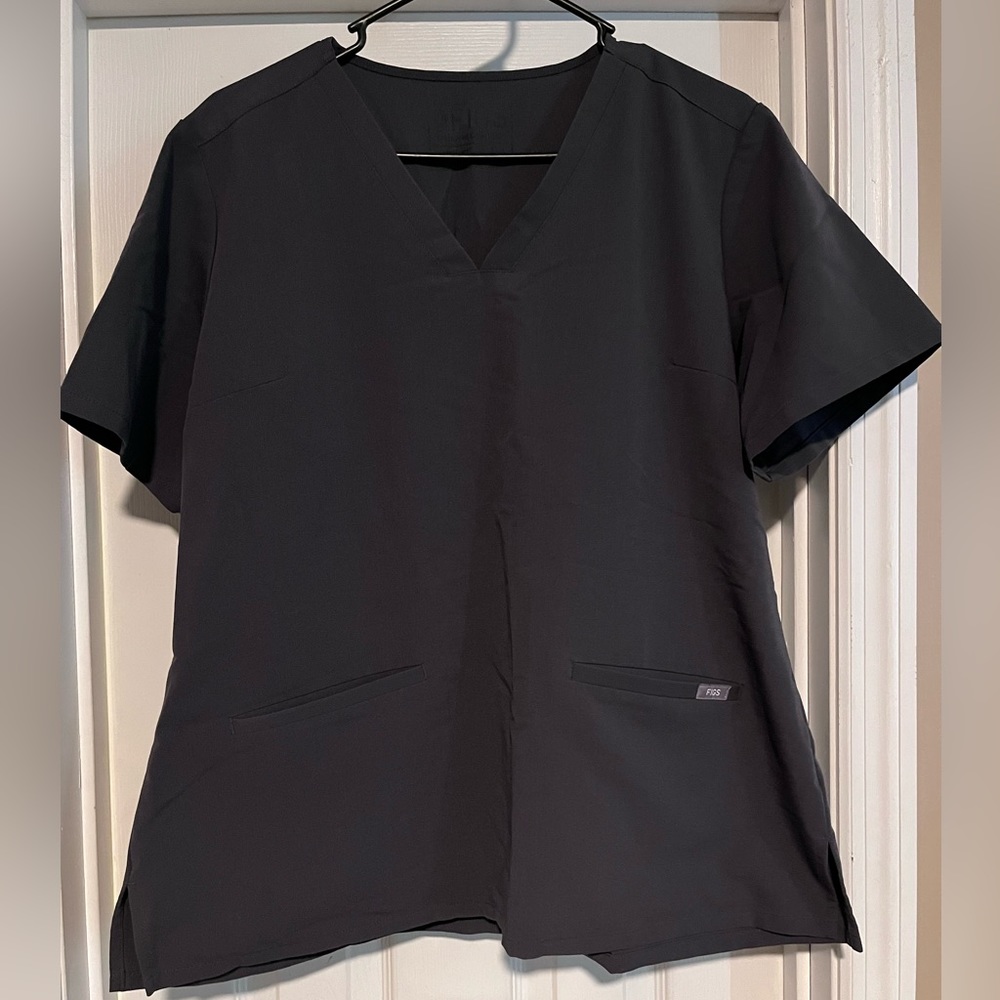 FIGS 3 pocket scrub top